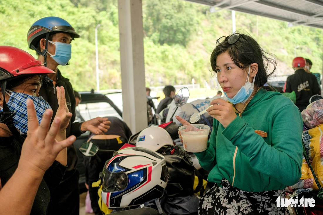Hàng ngàn phần quà đang chờ bà con hồi hương đi qua Đà Nẵng - Ảnh 12. Hàng ngàn phần quà đang chờ bà con hồi hương đi qua Đà Nẵng - Ảnh 12.
