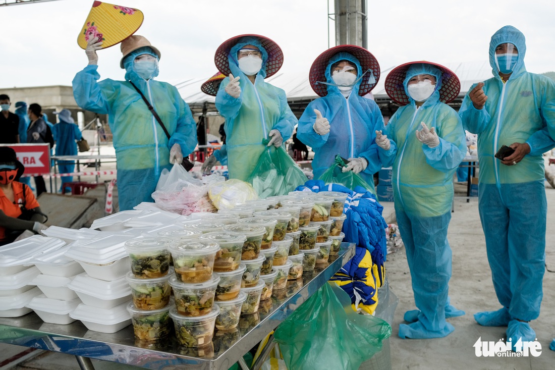 Hàng ngàn phần quà đang chờ bà con hồi hương đi qua Đà Nẵng - Ảnh 10. Hàng ngàn phần quà đang chờ bà con hồi hương đi qua Đà Nẵng - Ảnh 10.