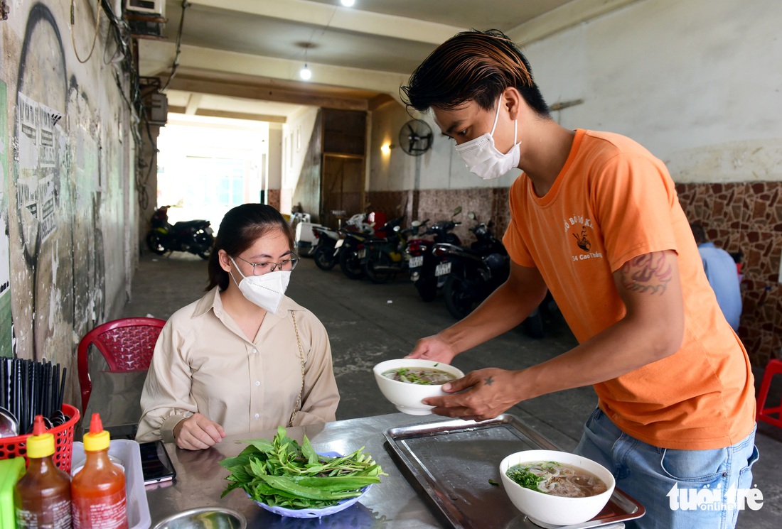 Khách hàng khen tôi nấu phở ngày càng lên tay - Ảnh 6.