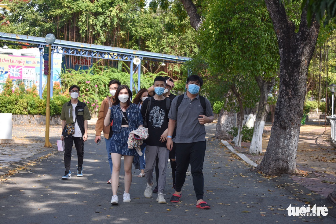 Đầm Sen mở cửa lại, người dân đến thư giãn cuối tuần - Ảnh 2. Đầm Sen mở cửa lại, người dân đến thư giãn cuối tuần - Ảnh 2.
