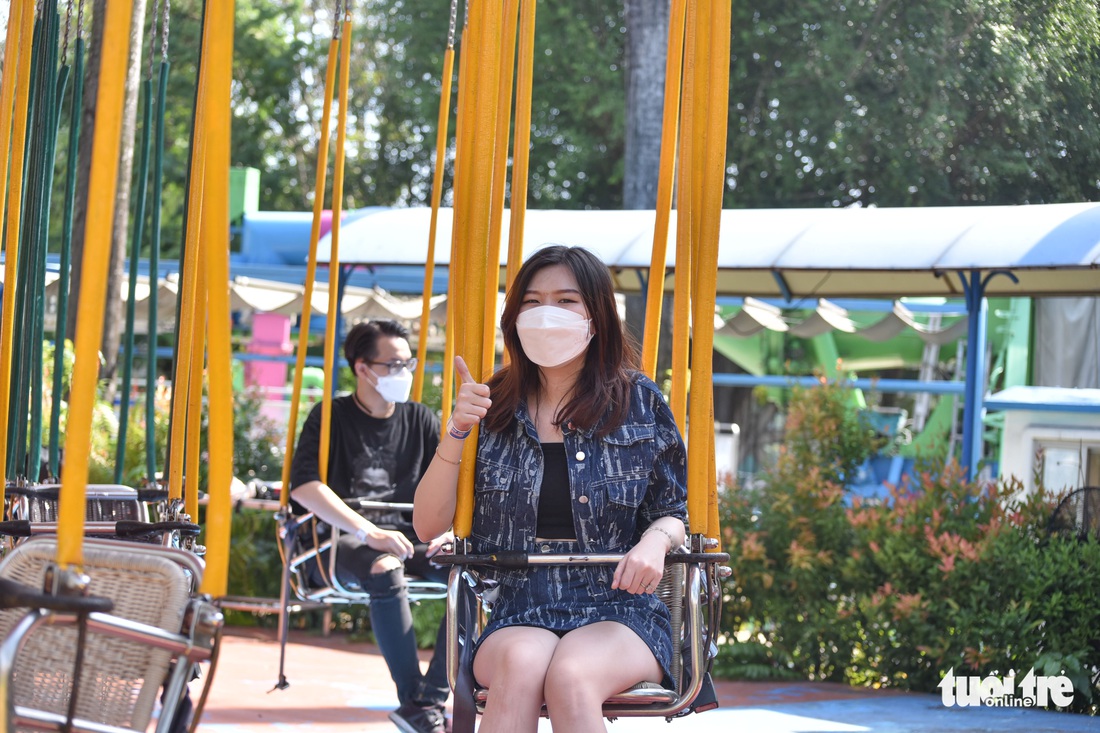 Đầm Sen mở cửa lại, người dân đến thư giãn cuối tuần - Ảnh 1. Đầm Sen mở cửa lại, người dân đến thư giãn cuối tuần - Ảnh 1.