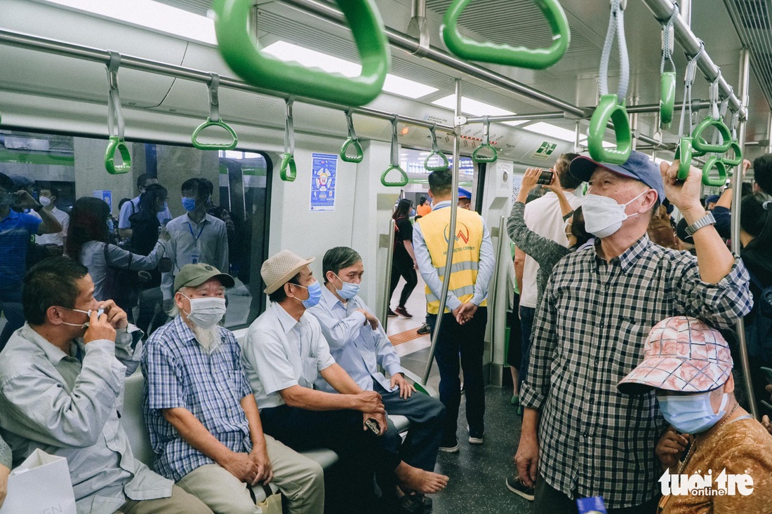 Đi tàu Cát Linh - Hà Đông: Lấy vé cách nào, quẹt vé ra sao, lên tàu cần tuân thủ quy tắc gì? - Ảnh 1.