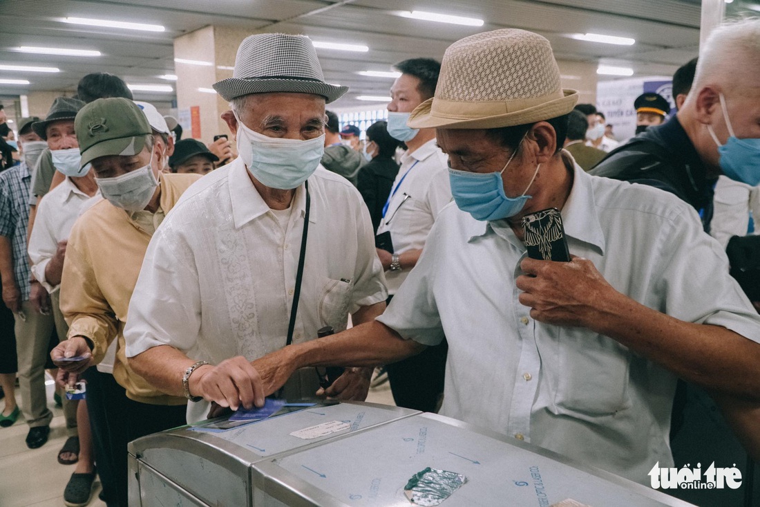 Đi tàu Cát Linh - Hà Đông: Lấy vé cách nào, quẹt vé ra sao, lên tàu cần tuân thủ quy tắc gì? - Ảnh 5.