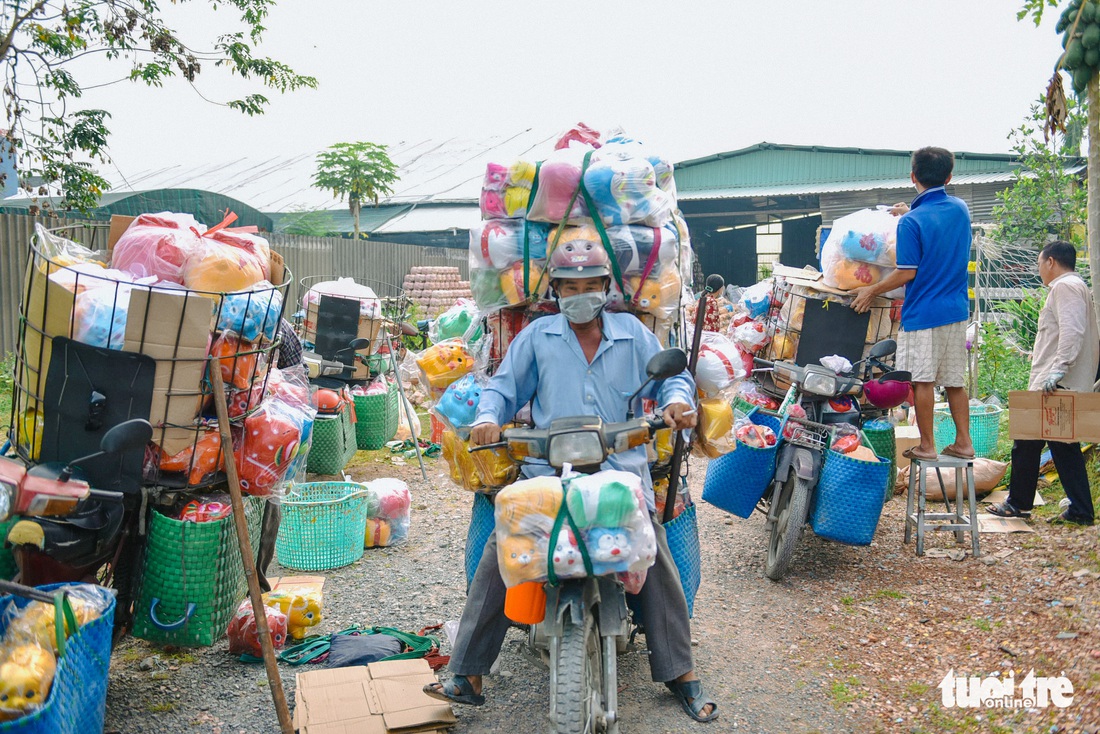 Làng heo đất Lái Thiêu rục rịch sản xuất hổ vàng - Ảnh 9.