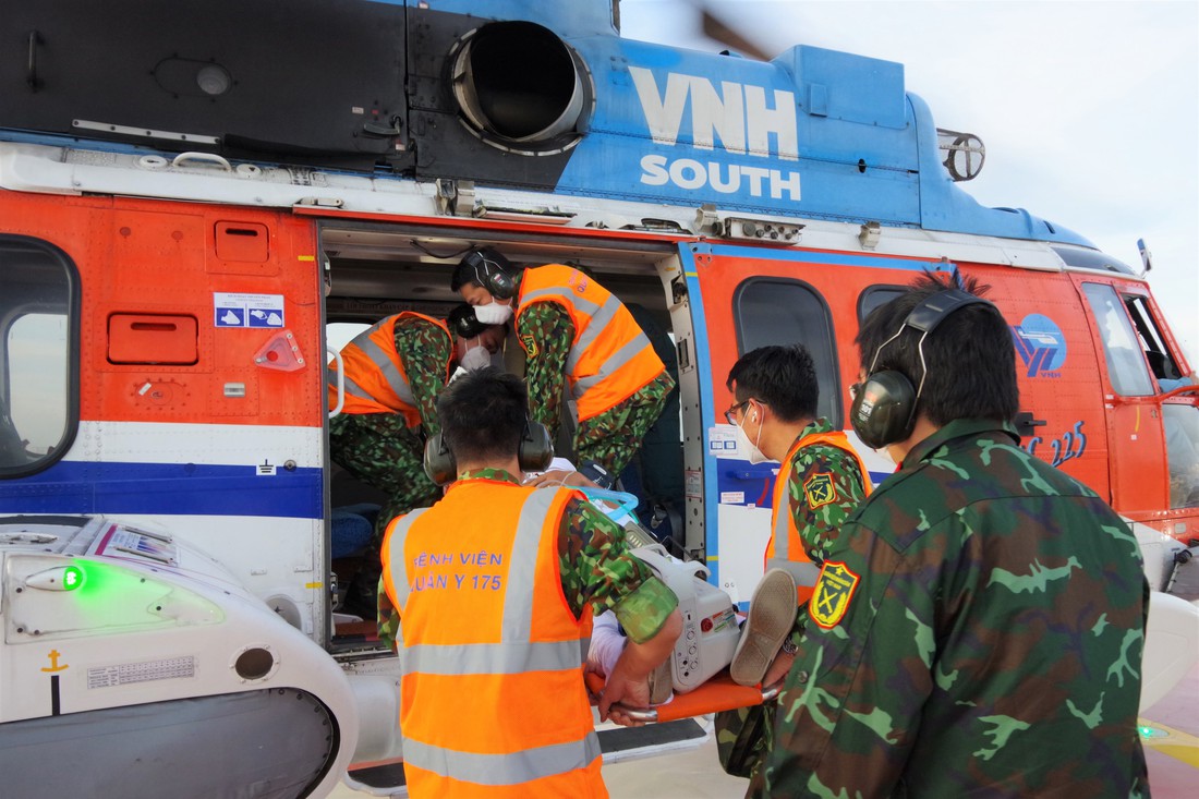 14 chuyến bay trực thăng huấn luyện cấp cứu xuyên đêm trên nóc Bệnh viện Quân y 175 - Ảnh 7.