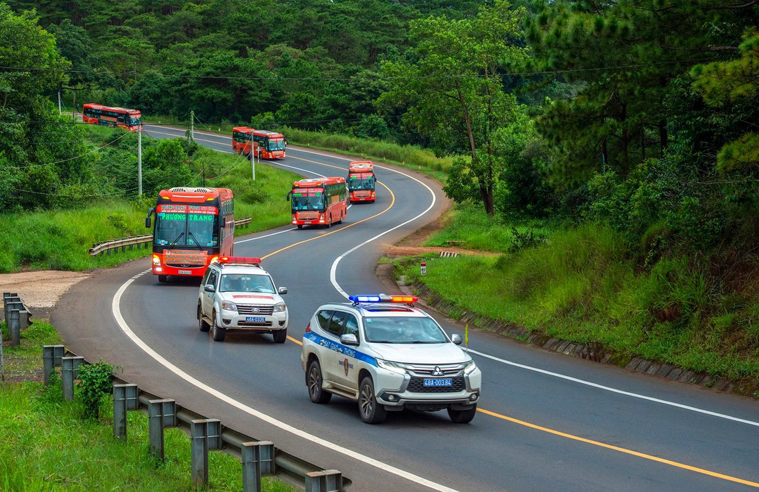 Cùng ngắm chùm ảnh xúc động Việt Nam sẽ chiến thắng - Ảnh 5. Cùng ngắm chùm ảnh xúc động Việt Nam sẽ chiến thắng - Ảnh 5.