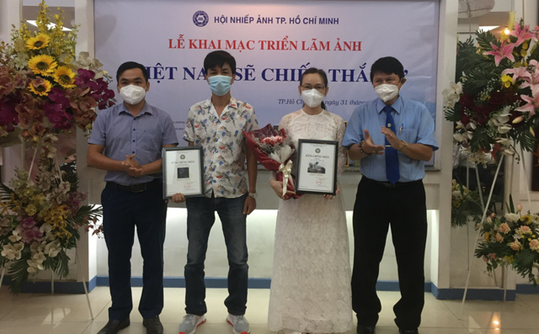 Cùng ngắm chùm ảnh xúc động Việt Nam sẽ chiến thắng - Ảnh 2. Cùng ngắm chùm ảnh xúc động Việt Nam sẽ chiến thắng - Ảnh 2.
