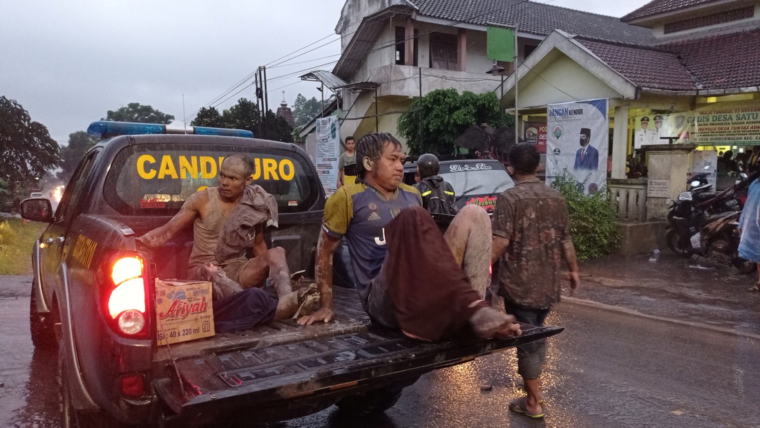 Núi lửa bất ngờ thức tỉnh ở Indonesia, hàng chục người chết - Ảnh 1.