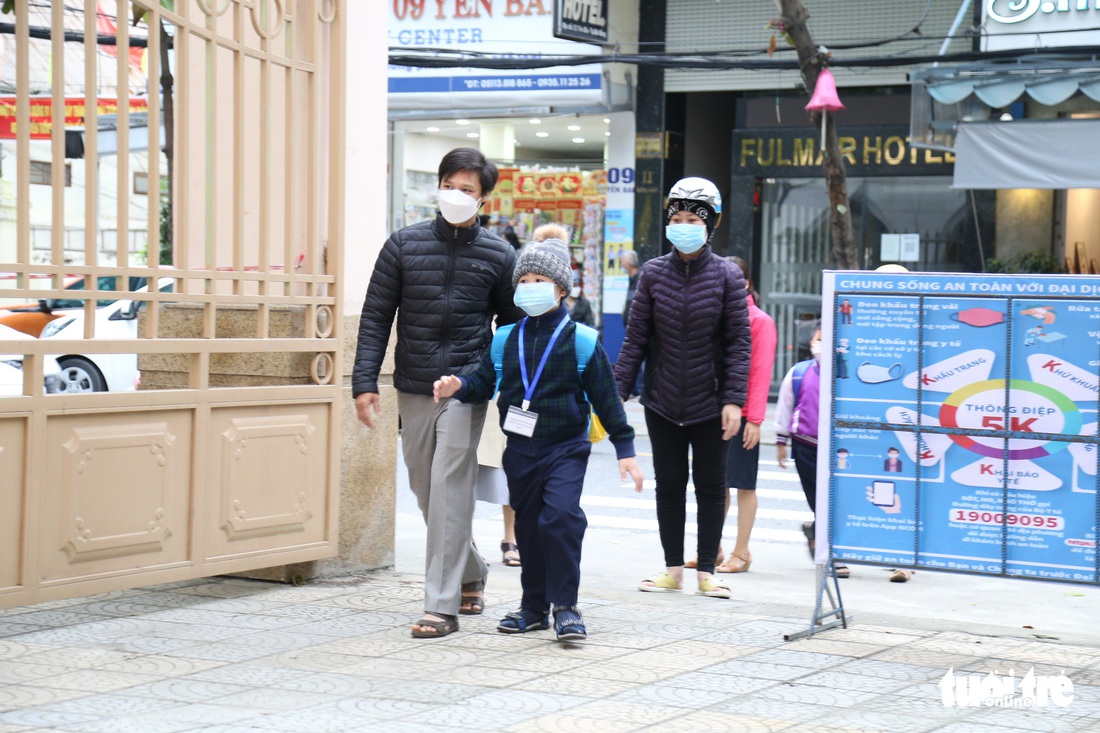 Học sinh lớp 1 Đà Nẵng đi học trực tiếp sau dịch, xúc động ngày đầu đến trường - Ảnh 4.