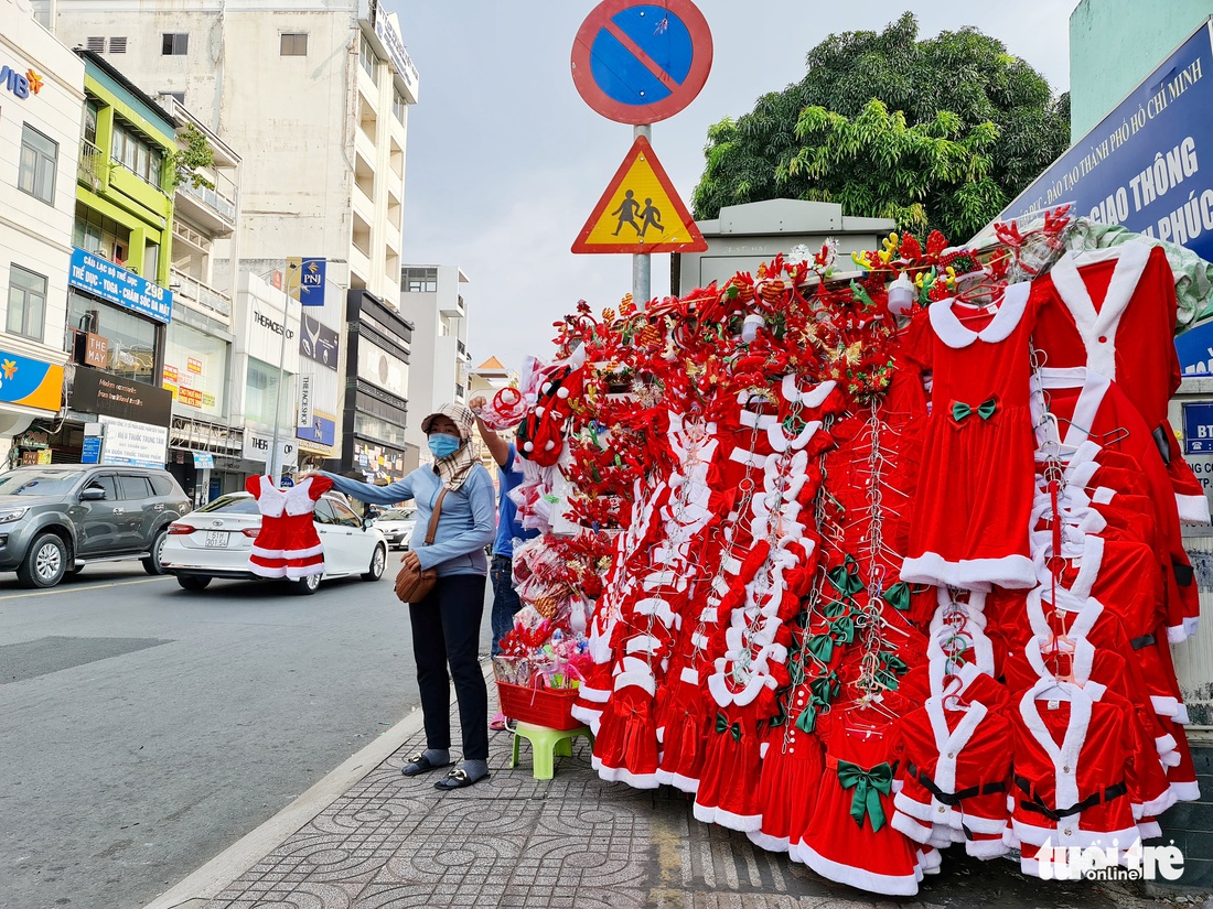 Giới trẻ TP.HCM trải nghiệm ‘mưa tuyết’, thích thú với tiết trời mát lạnh mùa Noel - Ảnh 10.