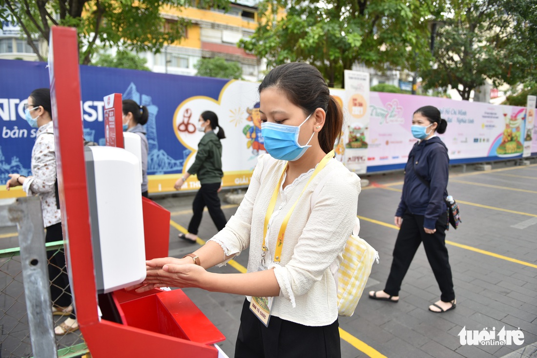 Người dân vẫn lơ là gỡ khẩu trang khi đi đường hoa Nguyễn Huệ - Ảnh 3.