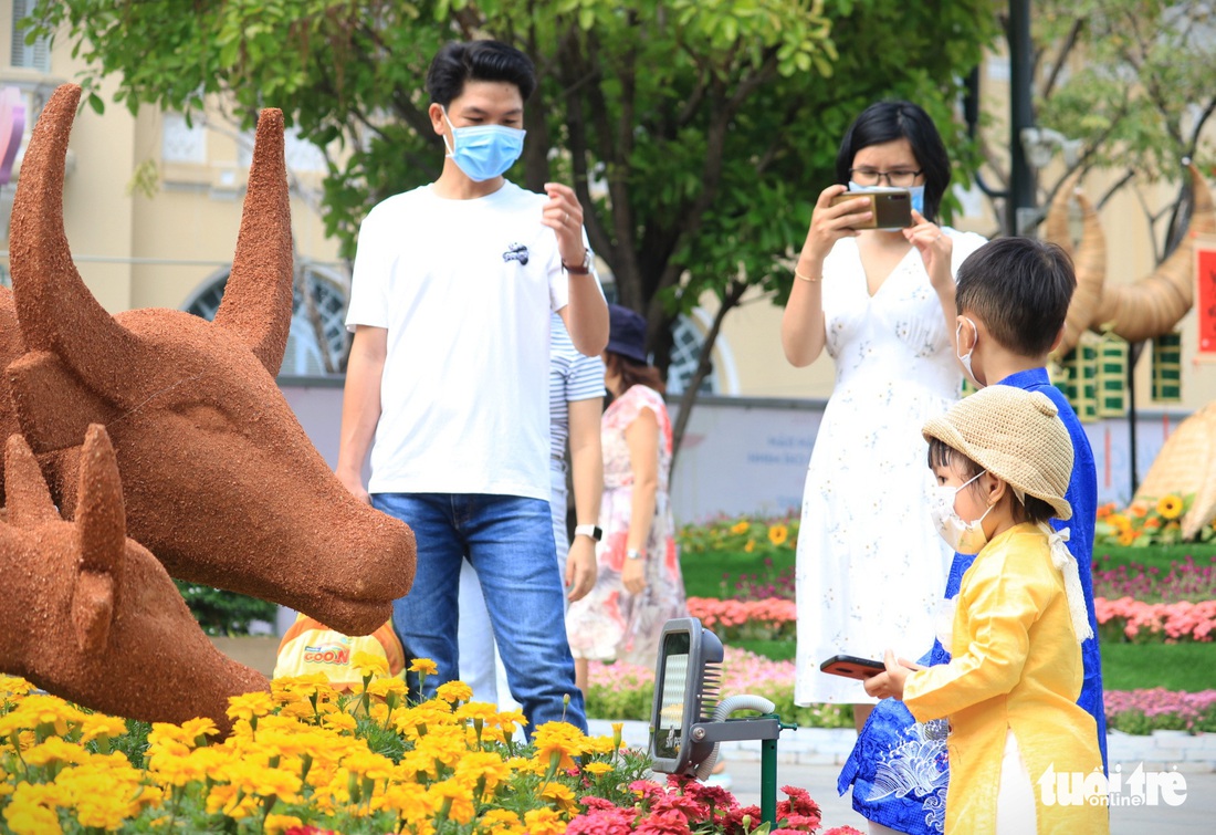 Người dân vẫn lơ là gỡ khẩu trang khi đi đường hoa Nguyễn Huệ - Ảnh 8.