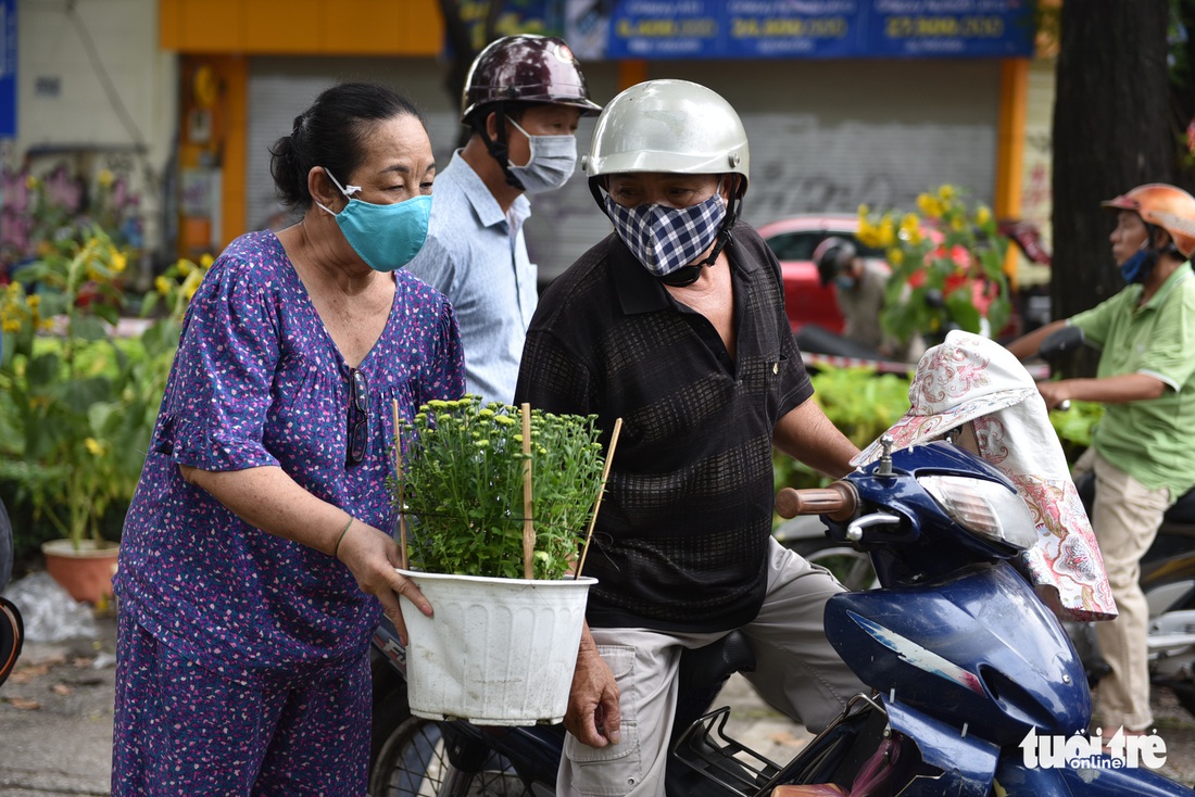 Tiểu thương miền Tây mừng vì 30 Tết không phải đập chậu - Ảnh 2.