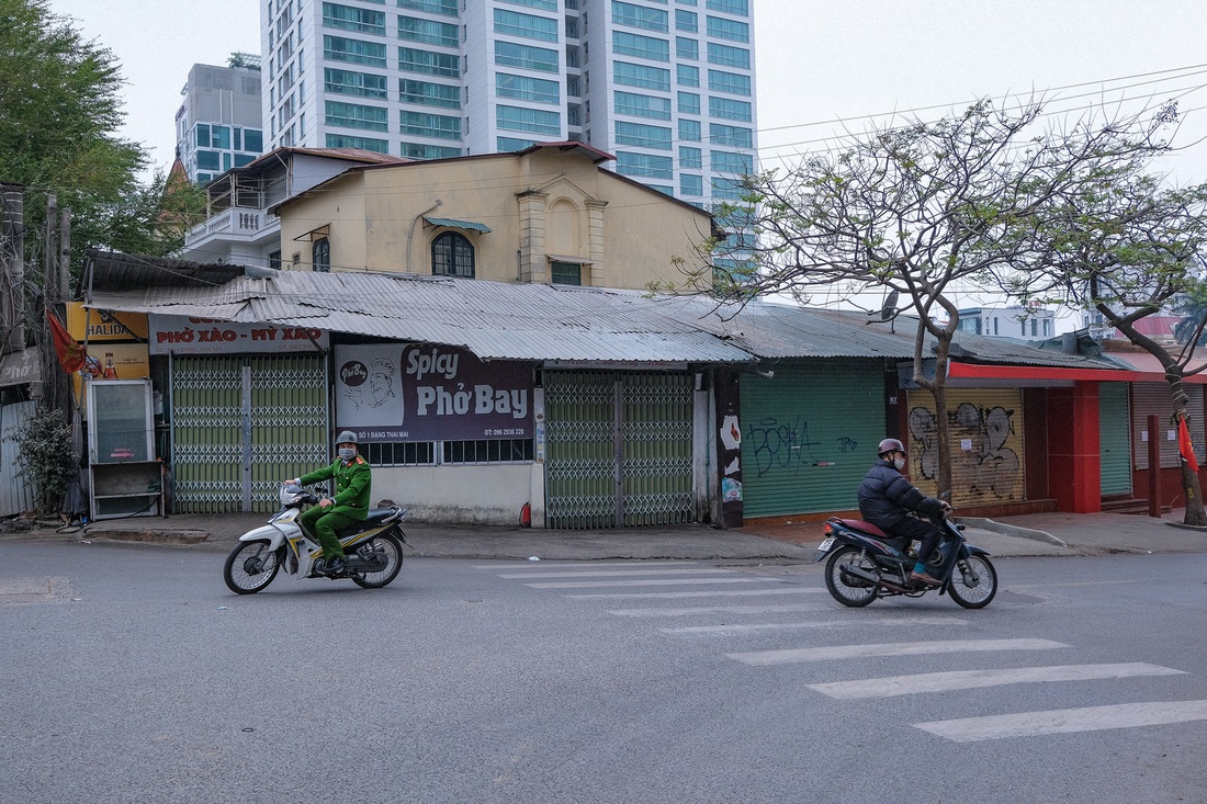 Đền chùa Hà Nội đóng cửa, người hành hương vái vọng, nhét tiền qua khe cổng - Ảnh 7.