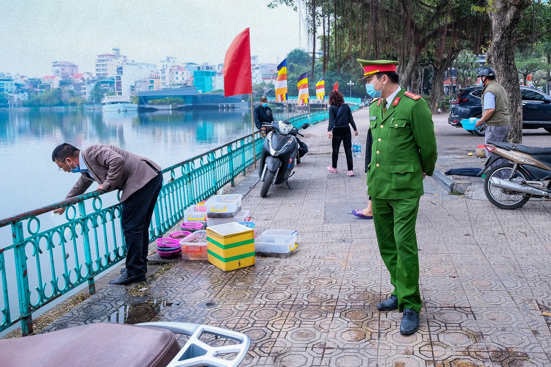 Đền chùa Hà Nội đóng cửa, người hành hương vái vọng, nhét tiền qua khe cổng - Ảnh 5.