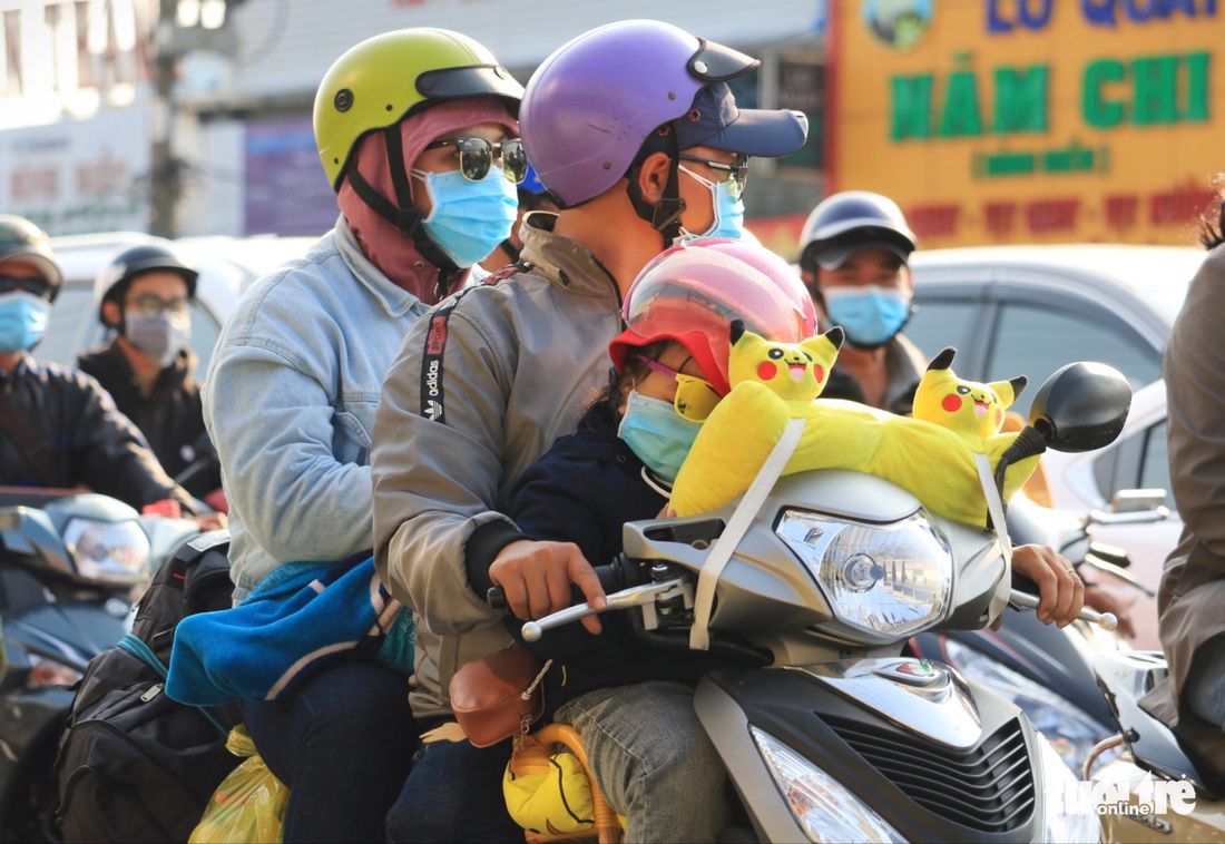 Bà con các tỉnh trở lại Sài Gòn sau Tết thưa hơn mọi năm, bến xe vẫn siết phòng dịch - Ảnh 4.