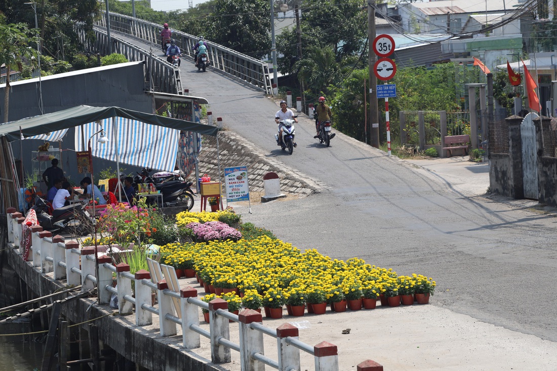 Cầu sắt lớn nhất miền Tây, 16 mùa xuân nối những bờ vui - Ảnh 2. Cầu sắt lớn nhất miền Tây, 16 mùa xuân nối những bờ vui - Ảnh 2.