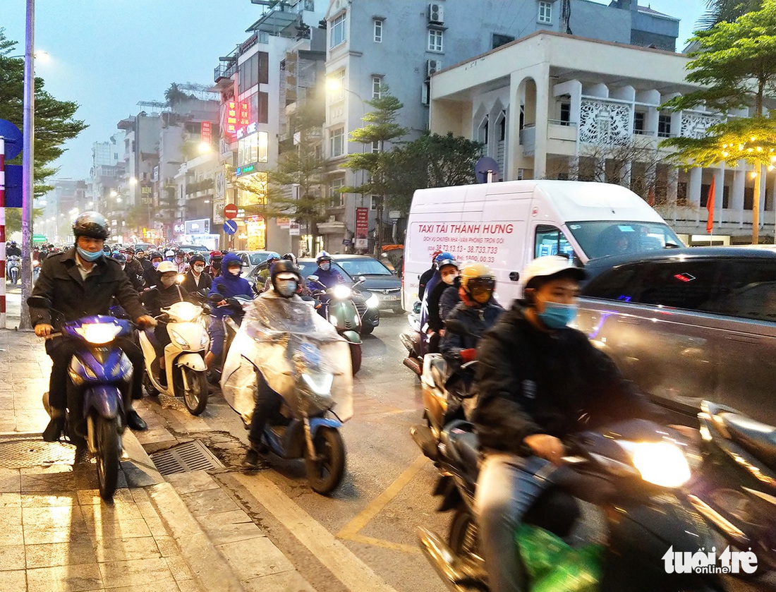 Mưa phùn kéo dài giờ tan tầm, người Hà Nội lại gặp cảnh nhích từng bước - Ảnh 2.