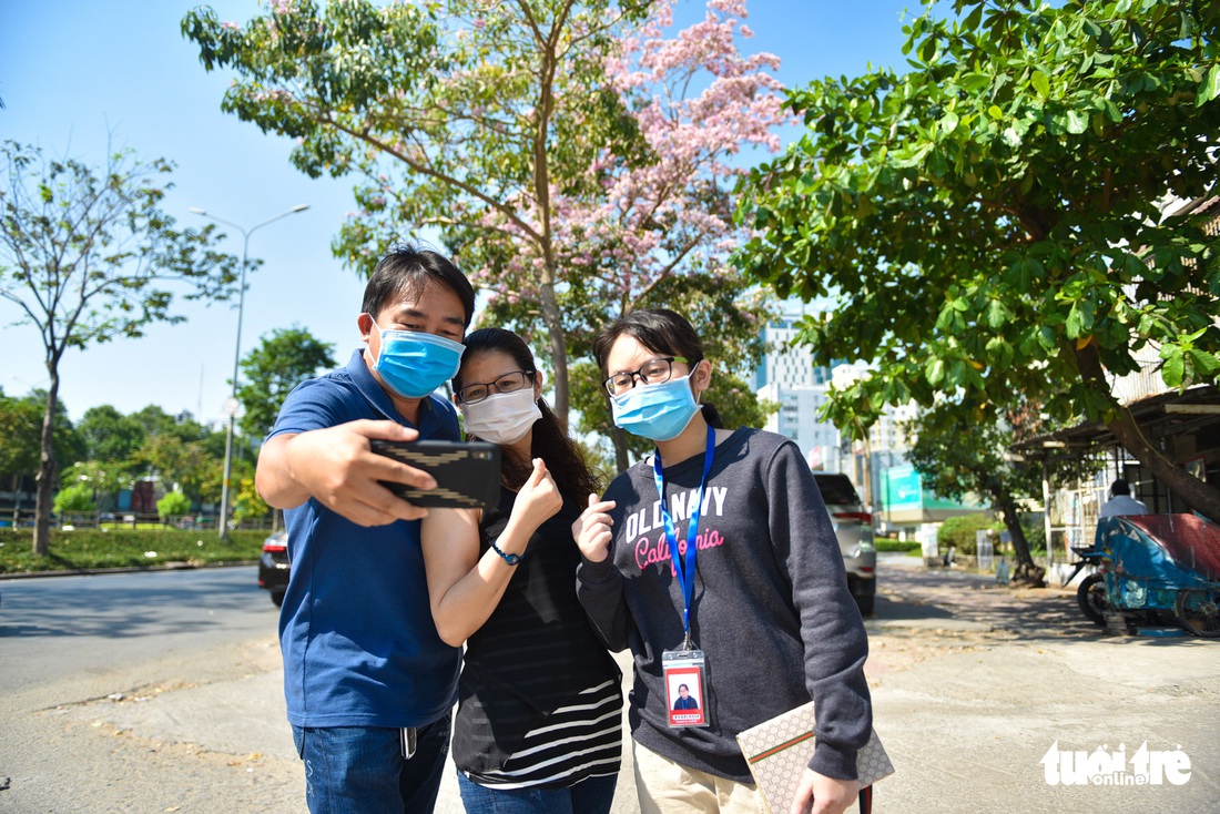 Bạn trẻ rủ nhau check-in với sắc hoa kèn hồng - Ảnh 5.