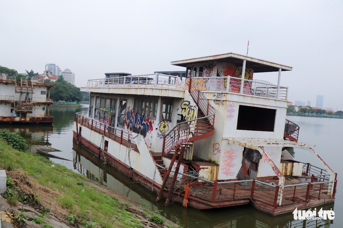 Du thuyền tiền tỉ ngày nào vẫn nằm hoang tàn trên mặt hồ Tây - Ảnh 5.