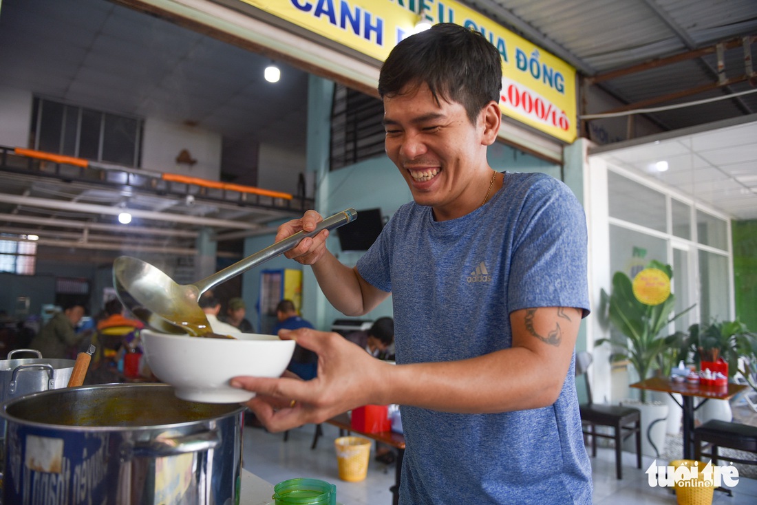 Quán bún riêu của mẹ bầu: Nếu khó khăn xin mời vào - Ảnh 5.