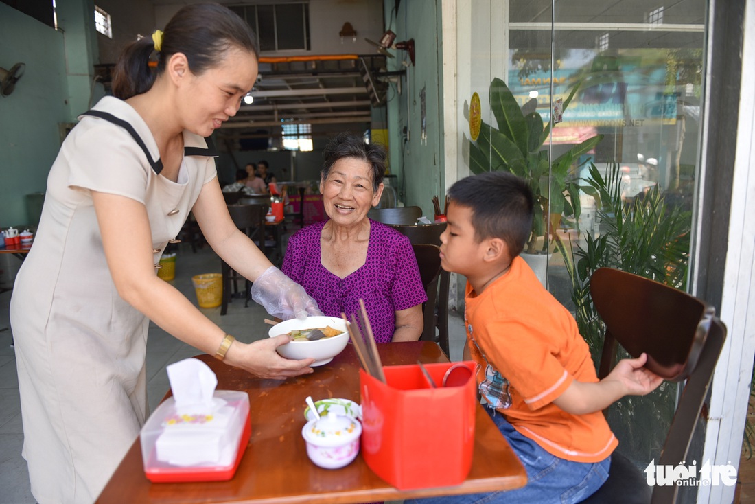 Quán bún riêu của mẹ bầu: Nếu khó khăn xin mời vào - Ảnh 6.