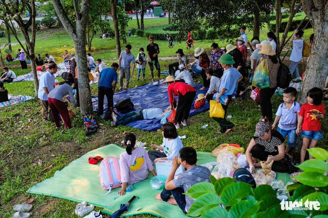 Trước ngày giỗ Tổ Hùng Vương, con dân Việt bắt đầu đổ về đền Hùng, Phú Thọ - Ảnh 9.