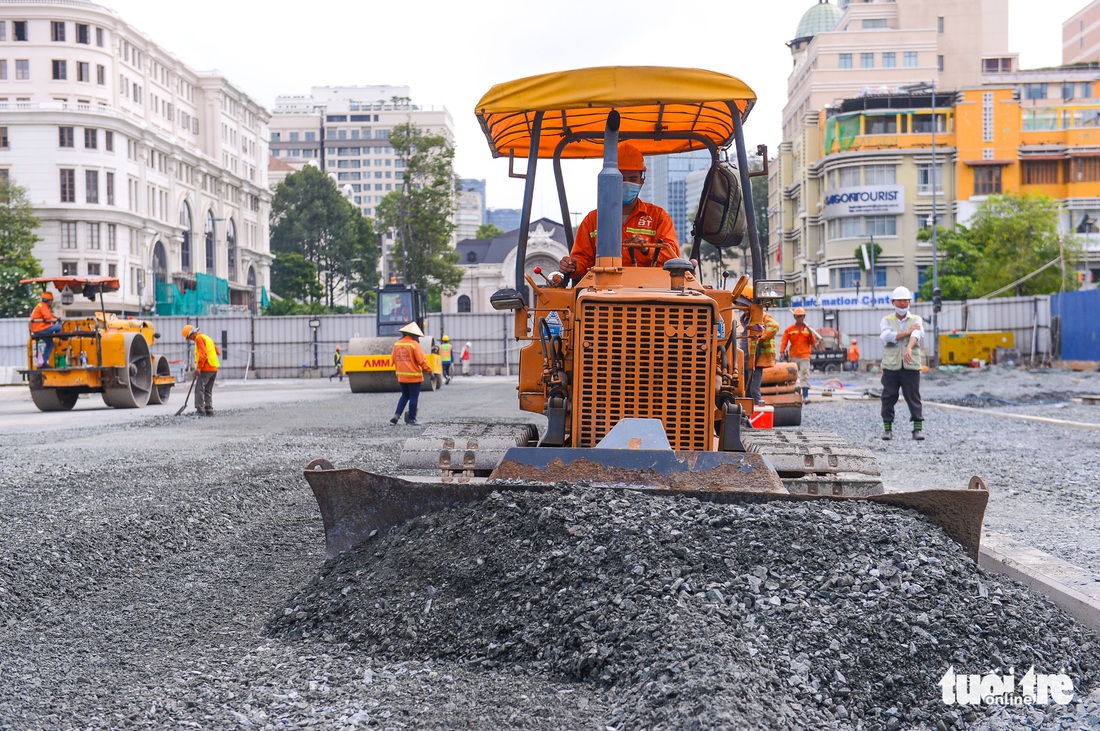 Hối hả thi công hoàn trả mặt đường Lê Lợi trước 30-4 sau 7 năm rào chắn - Ảnh 6.