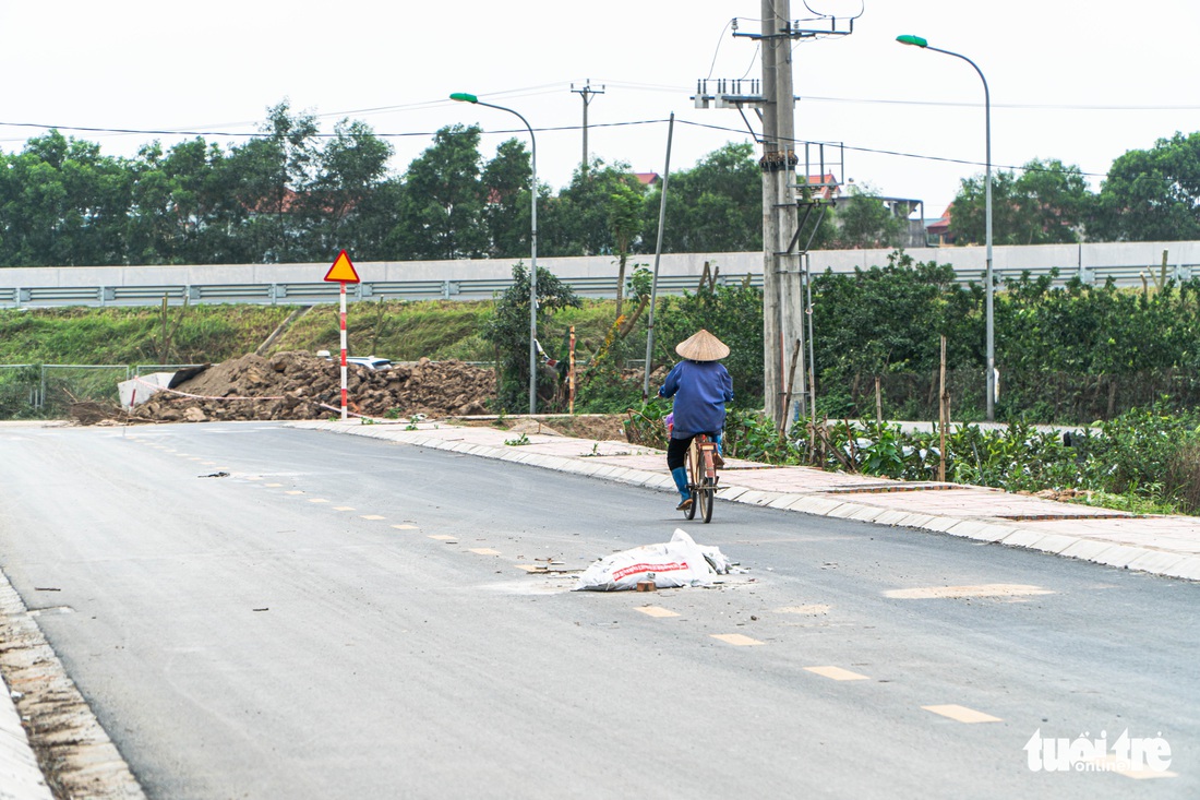 Đường chưa bàn giao, nắp hố ga tải trọng 40 tấn nhưng lấy tay bẻ cũng vỡ - Ảnh 8.