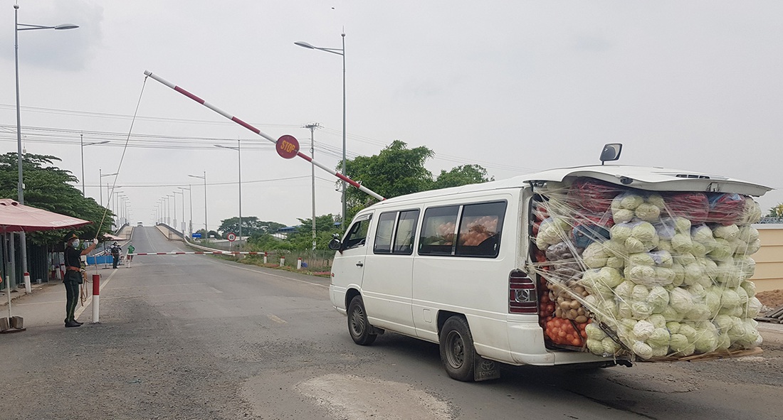 Ngày đêm bám chốt, giữ lá chắn chống dịch ở biên giới Tây Nam - Ảnh 7.