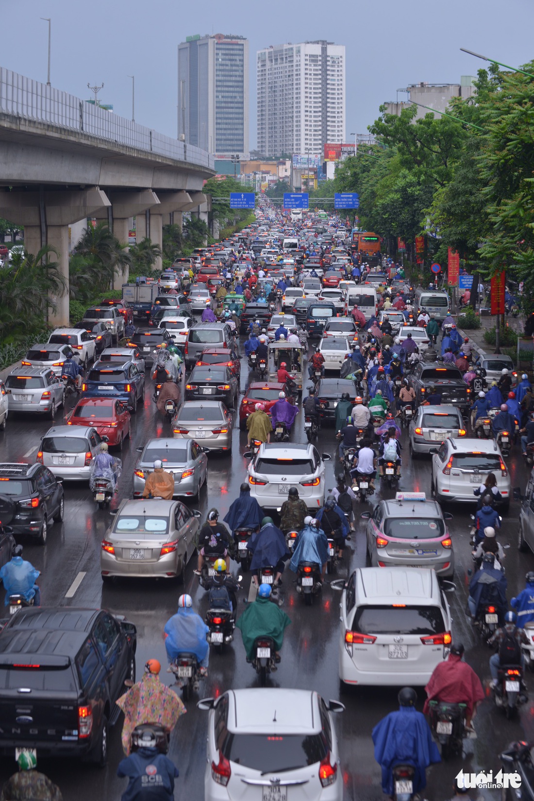 Ùn tắc khắp Hà Nội do mưa lớn, ban ngày nhưng trời tối đen như mực - Ảnh 3.