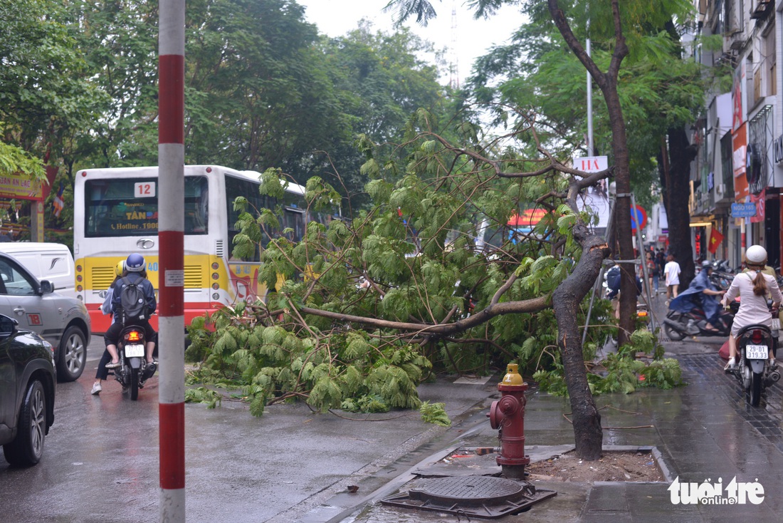 Ùn tắc khắp Hà Nội do mưa lớn, ban ngày nhưng trời tối đen như mực - Ảnh 8.