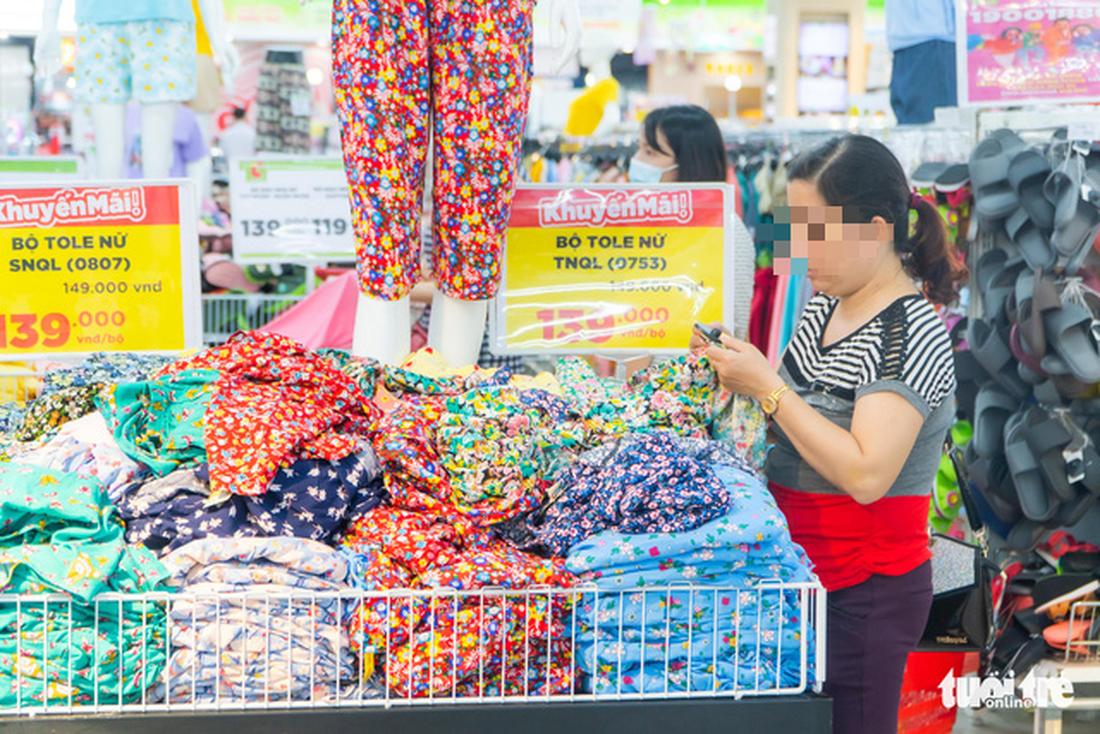 Dịch COVID-19 chưa yên, dân Hà Nội vội chủ quan, lơ là - Ảnh 2.