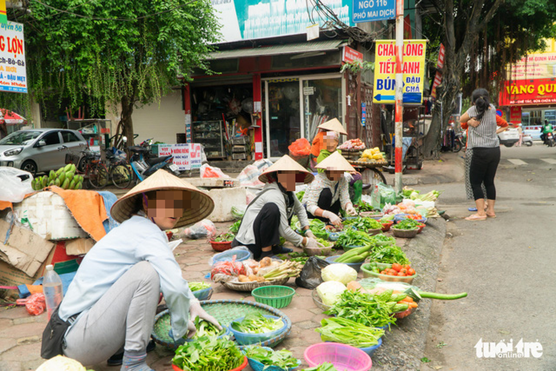 Dịch COVID-19 chưa yên, dân Hà Nội vội chủ quan, lơ là - Ảnh 1.