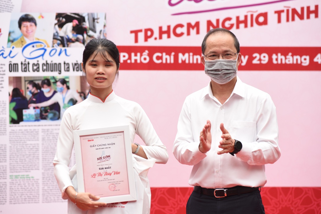 Trao giải Sài Gòn bao dung - TP.HCM nghĩa tình: Thầy ơi, hôm nay con rất vui - Ảnh 5.