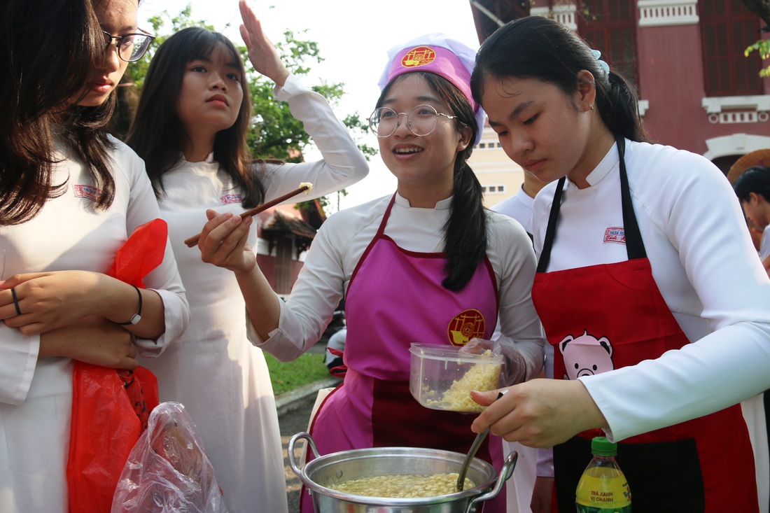 Học kỹ năng gia chánh ngay sân trường, nam sinh - nữ sinh Huế cùng thích thú - Ảnh 1.