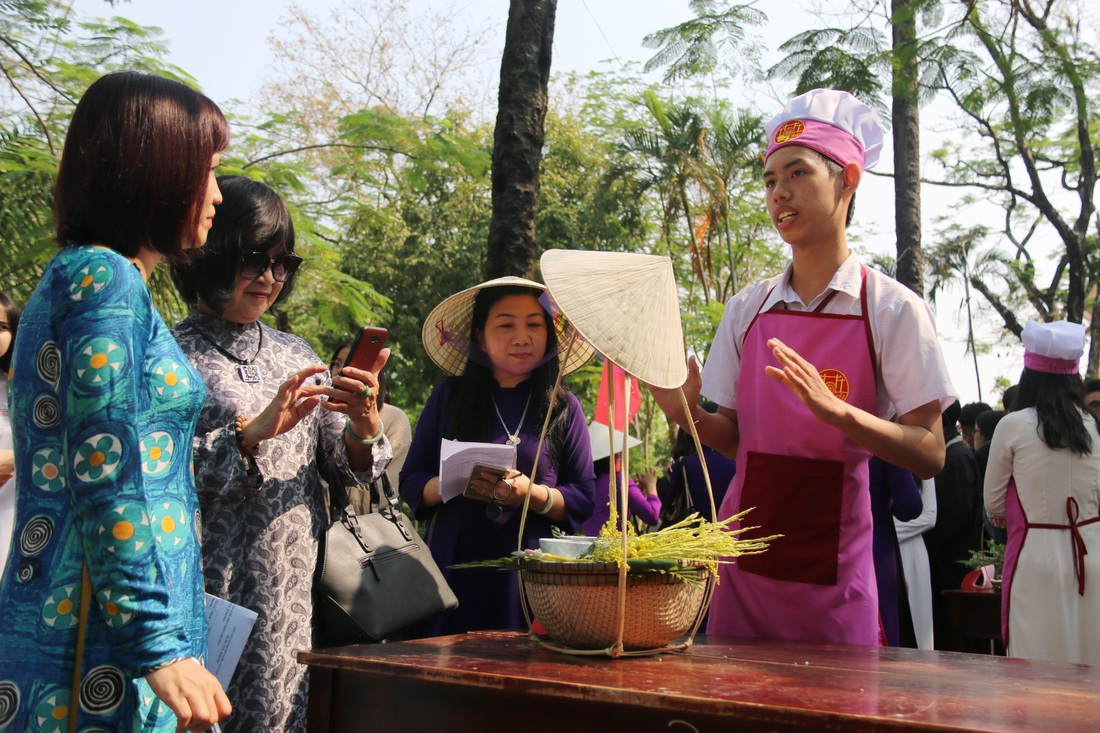 Học kỹ năng gia chánh ngay sân trường, nam sinh - nữ sinh Huế cùng thích thú - Ảnh 9.