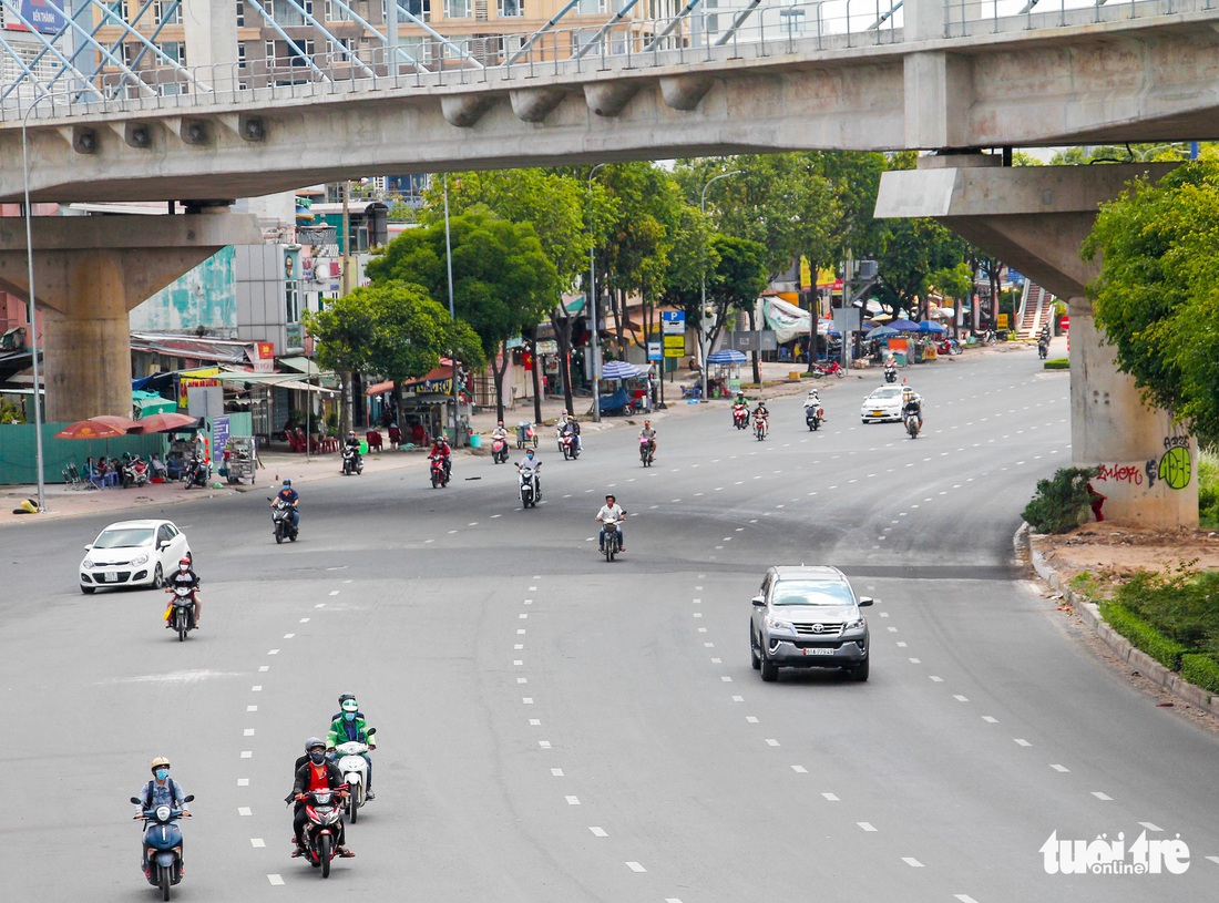 Ngã tư, đèn đỏ tại Sài Gòn thảnh thơi ngày 1-5-2021 - Ảnh 5.