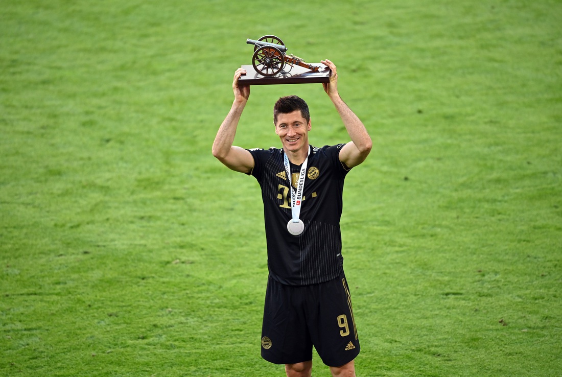 Ghi bàn phút 90, Lewandowski đi vào lịch sử trong ngày nâng đĩa bạc Bundesliga - Ảnh 1.