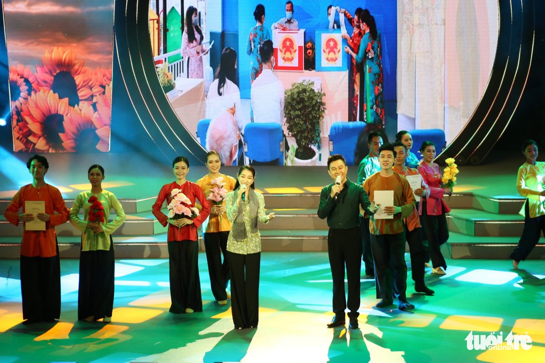 Tạ Minh Tâm, Hiền Thục, Hồ Trung Dũng hát mừng bầu cử - Ảnh 2.
