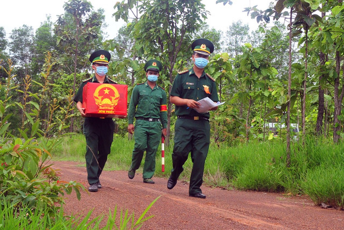 Đưa thùng phiếu lên biên giới cho lực lượng chống dịch COVID-19 bầu cử - Ảnh 13.