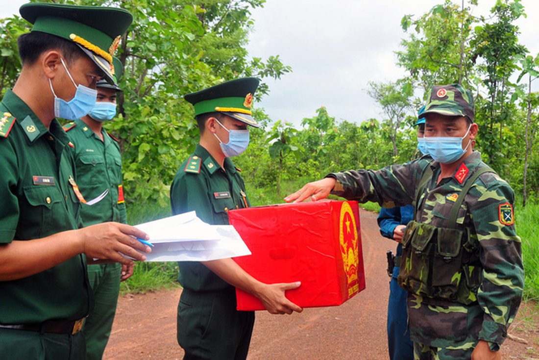 Đưa thùng phiếu lên biên giới cho lực lượng chống dịch COVID-19 bầu cử - Ảnh 14.