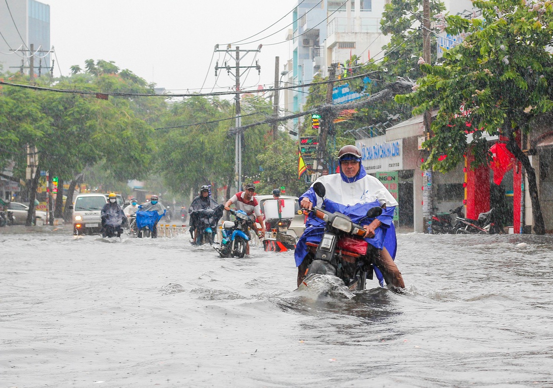 Mưa như trút suốt buổi sáng, dân Sài Gòn bì bõm dắt xe chết máy qua điểm ngập - Ảnh 2.