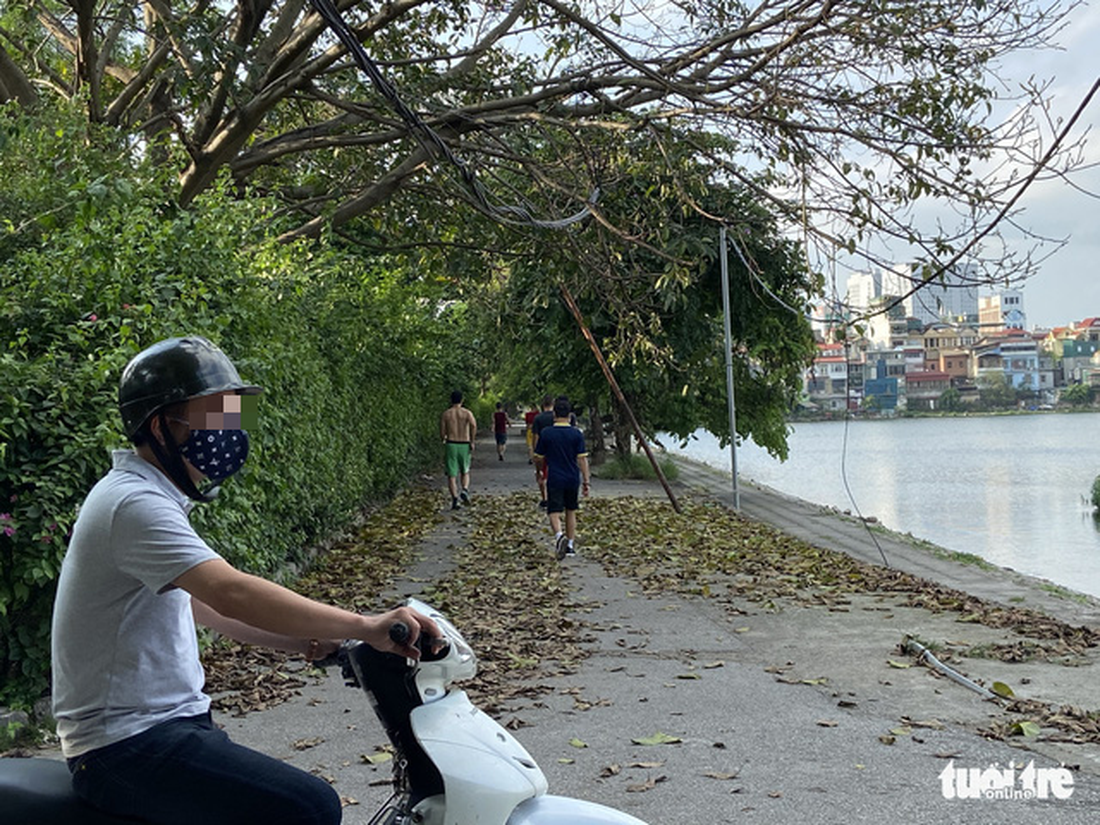 Cấm thể thao ngoài trời hơn 20 ngày trước, người dân vẫn ra công viên, vườn hoa - Ảnh 5.