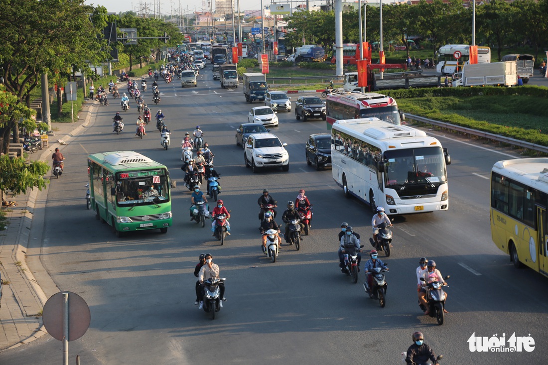 Người dân đi đâu hết, cửa ngõ TP.HCM thông thoáng sau kỳ nghỉ lễ - Ảnh 2. Người dân đi đâu hết, cửa ngõ TP.HCM thông thoáng sau kỳ nghỉ lễ - Ảnh 2.