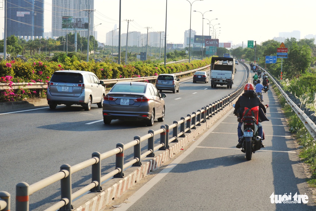 Người dân đi đâu hết, cửa ngõ TP.HCM thông thoáng sau kỳ nghỉ lễ - Ảnh 5. Người dân đi đâu hết, cửa ngõ TP.HCM thông thoáng sau kỳ nghỉ lễ - Ảnh 5.