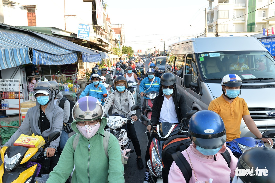Người dân đi đâu hết, cửa ngõ TP.HCM thông thoáng sau kỳ nghỉ lễ - Ảnh 7. Người dân đi đâu hết, cửa ngõ TP.HCM thông thoáng sau kỳ nghỉ lễ - Ảnh 7.
