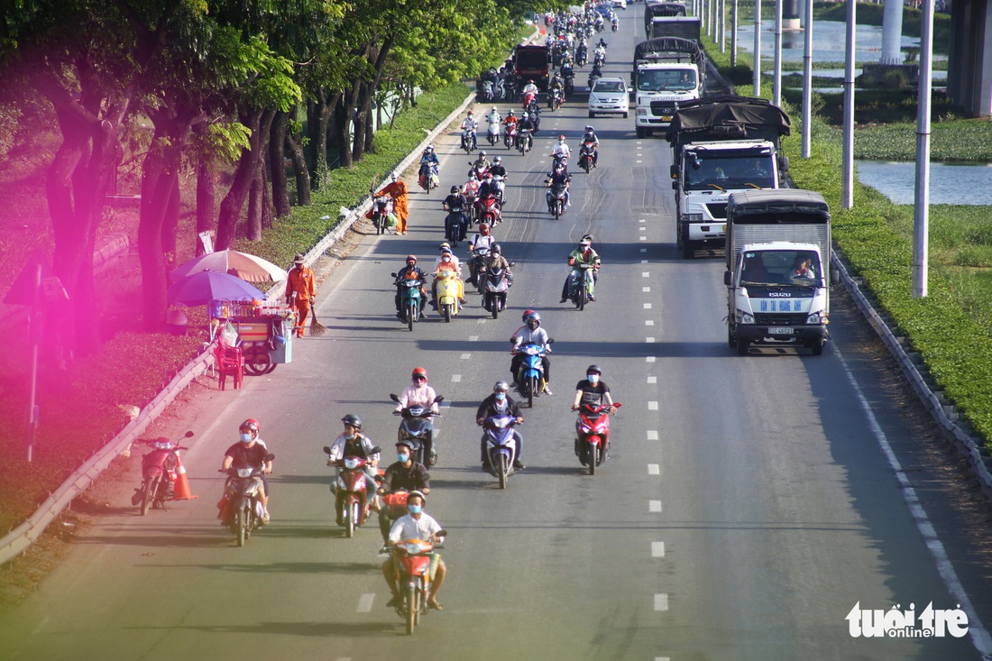 Người dân đi đâu hết, cửa ngõ TP.HCM thông thoáng sau kỳ nghỉ lễ - Ảnh 4. Người dân đi đâu hết, cửa ngõ TP.HCM thông thoáng sau kỳ nghỉ lễ - Ảnh 4.