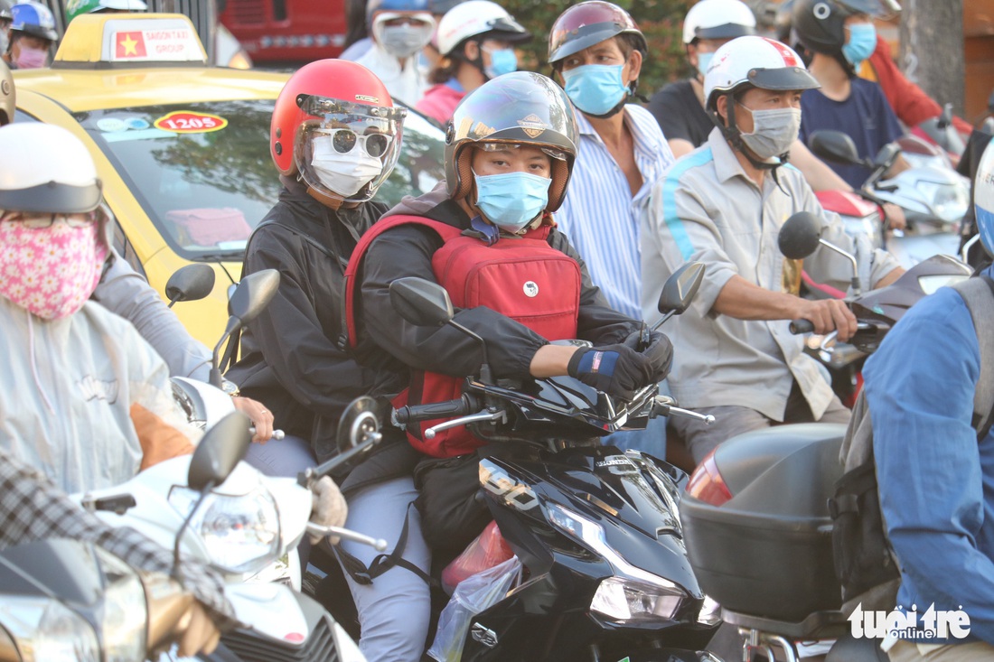 Người dân đi đâu hết, cửa ngõ TP.HCM thông thoáng sau kỳ nghỉ lễ - Ảnh 6. Người dân đi đâu hết, cửa ngõ TP.HCM thông thoáng sau kỳ nghỉ lễ - Ảnh 6.
