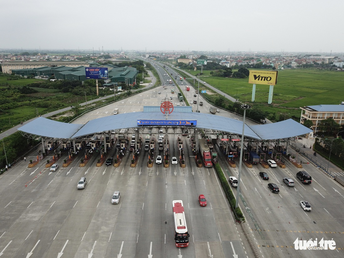 Ngày nghỉ lễ cuối cùng, cửa ngõ Hà Nội vắng hơn cả ngày thường - Ảnh 4.